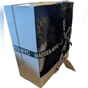 NEW Steve Madden Black and White Ladies Pom Pom Hat & Plaid Tassel Scarf Set